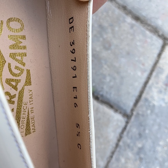 Salvatore Ferragamo white flats - Picture 6 of 6